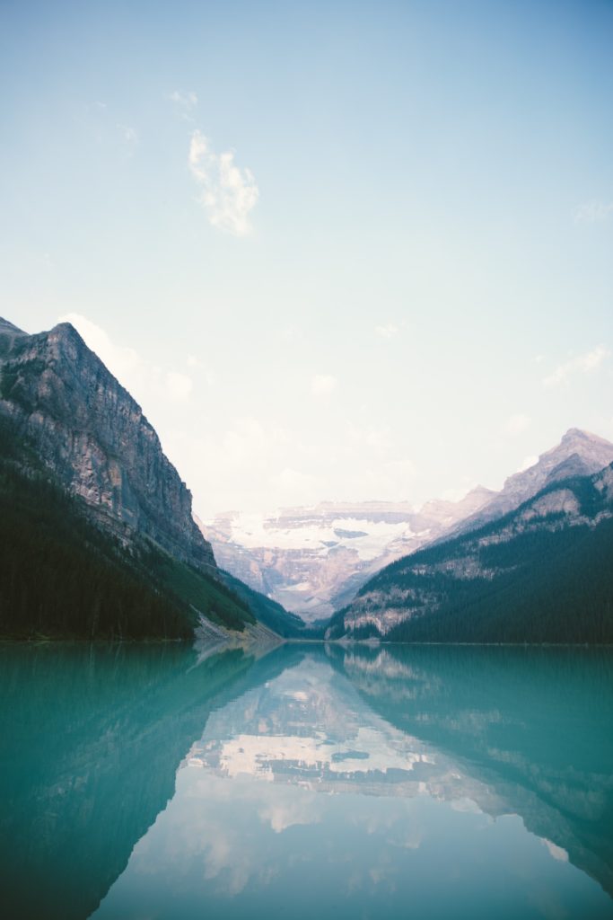 daniel-roe-lpjb_UMOyx8-unsplash lake and mountains
